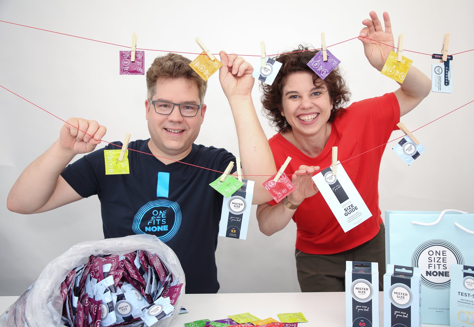 Jan és Eva Krause, a Vinergy GmbH ügyvezető igazgatói a Mister Size óvszerekkel